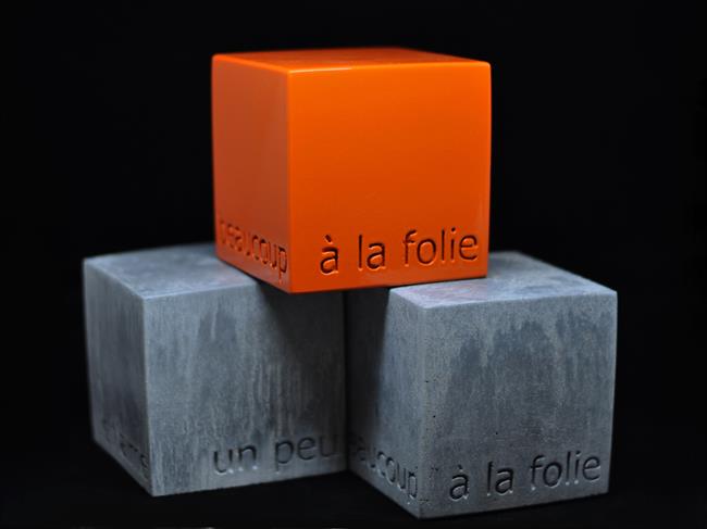 cube enpreinte; bétoun ou résine laquée.