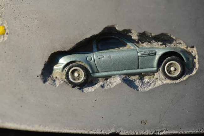 sculpture voiture miniature et béton