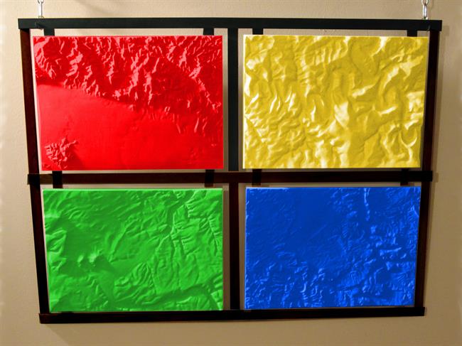 Sculpture avec des cartes de géographie en relief 