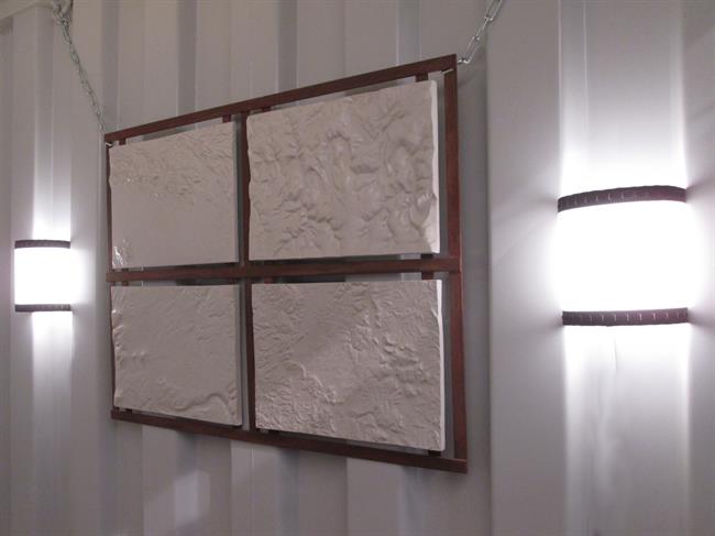 Sculpture avec des cartes de géographie en relief 