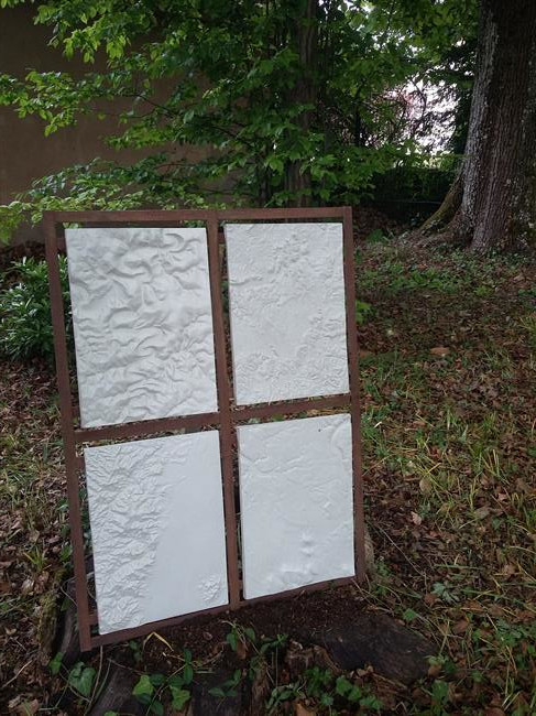Sculpture avec des cartes de géographie en relief 